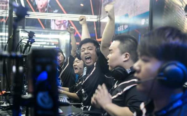 一名持续压 一名持续压